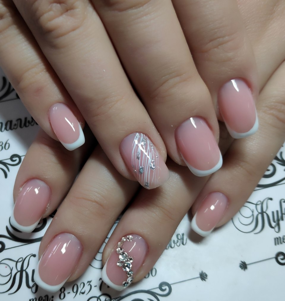 Нежный френч на ногтях