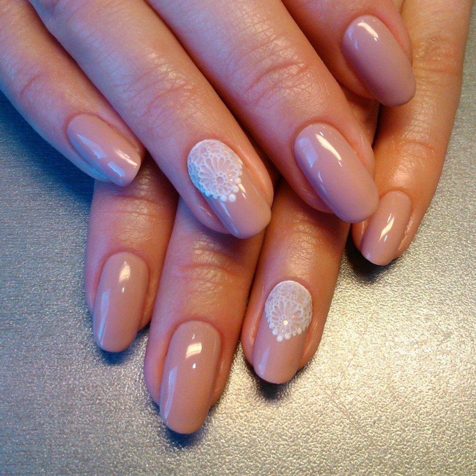 Маникюр на короткие круглые ногти нежные