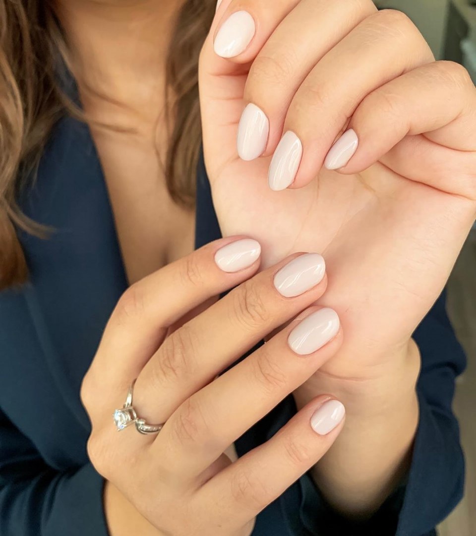 Молочный маникюр