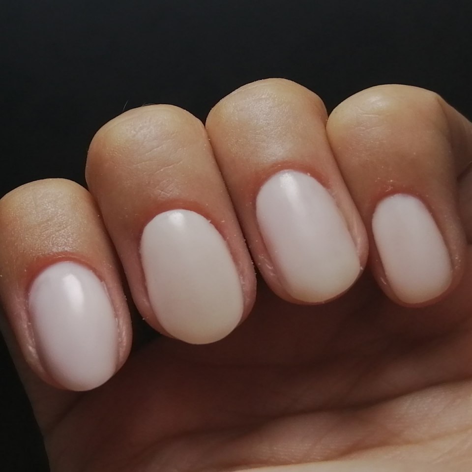 Однотонный маникюр молочный
