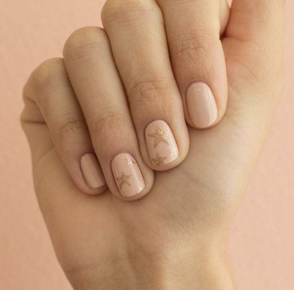 Маникюр для светлой кожи