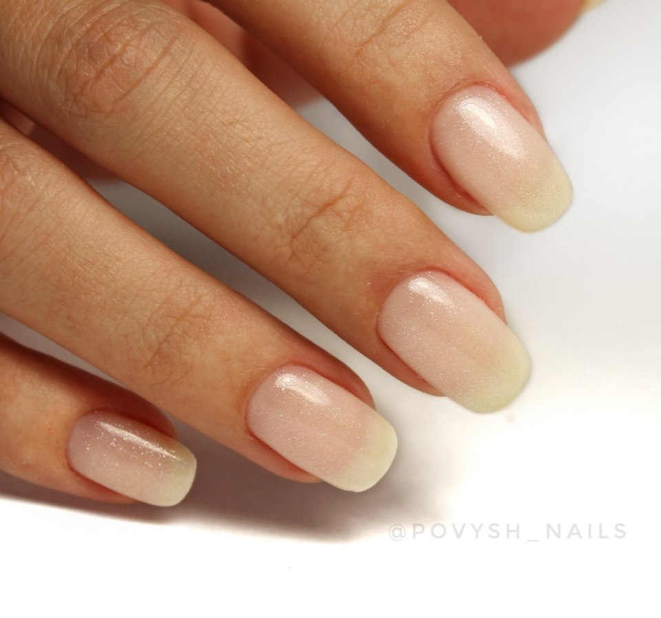 Молочный матовый маникюр