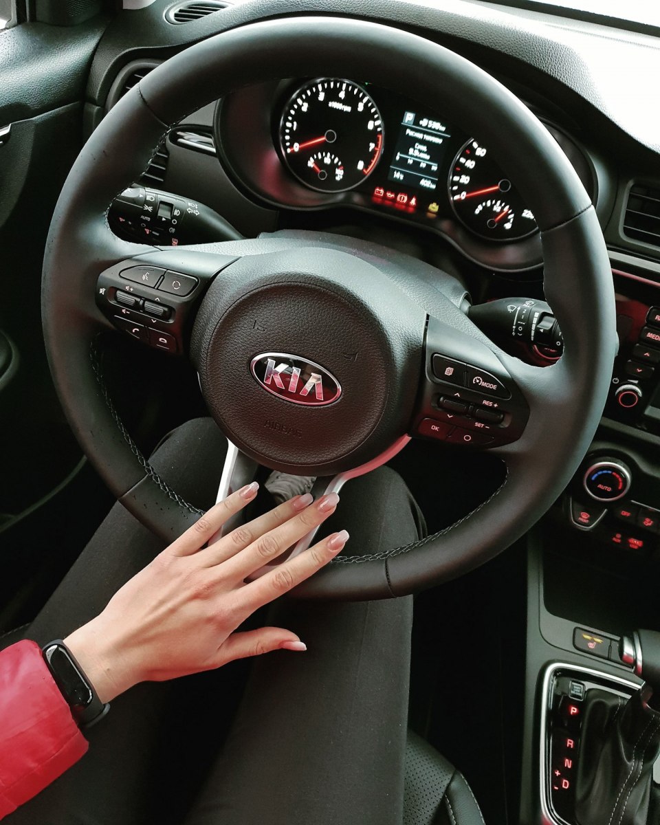 Девушка за рулем BMW