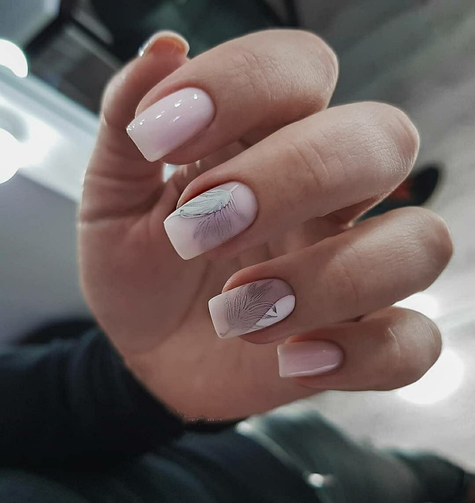 Маникюр в пастельных тонах с изюминкой