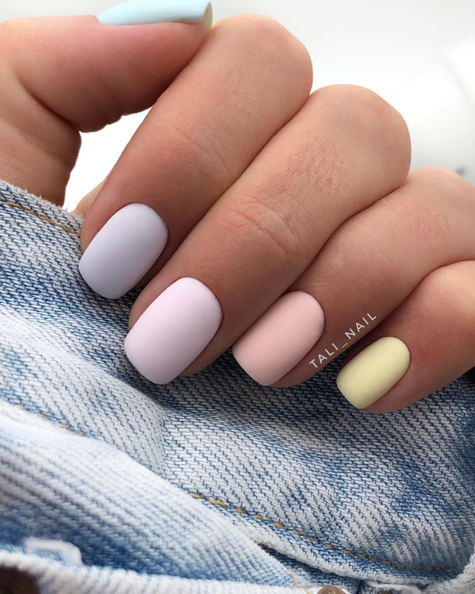 Молочный маникюр с надписями