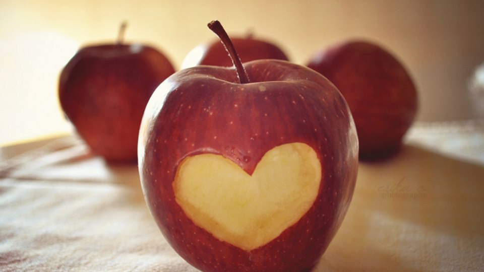 Золотое яблоко с листочком