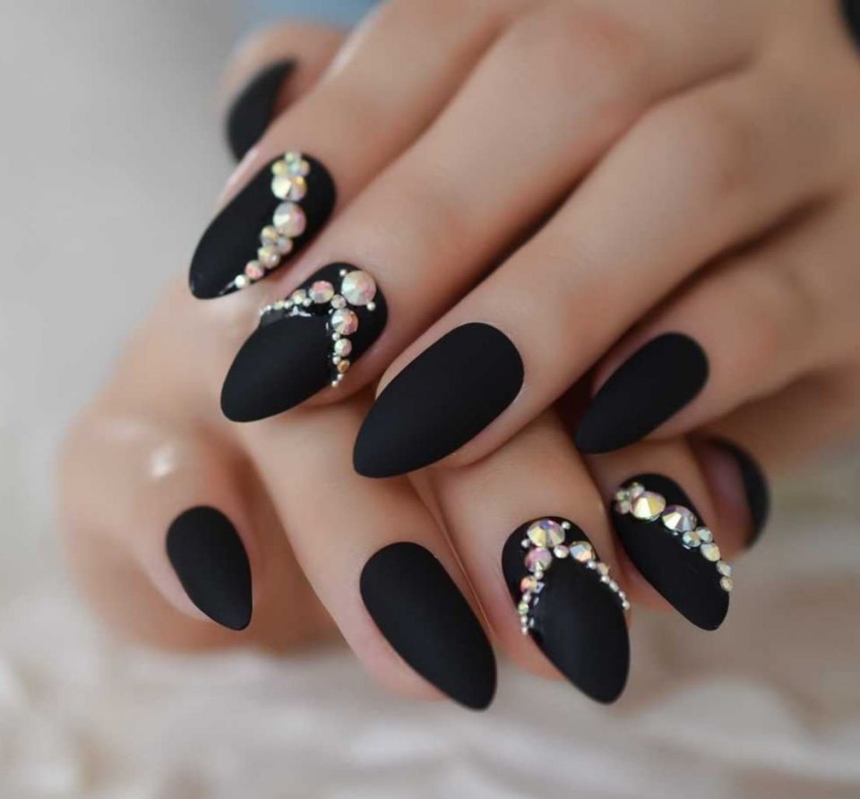 Черный маникюр
