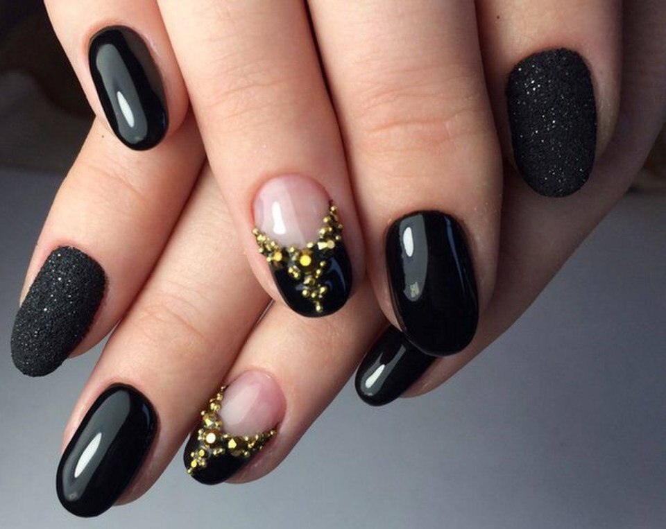 Красивый черный маникюр