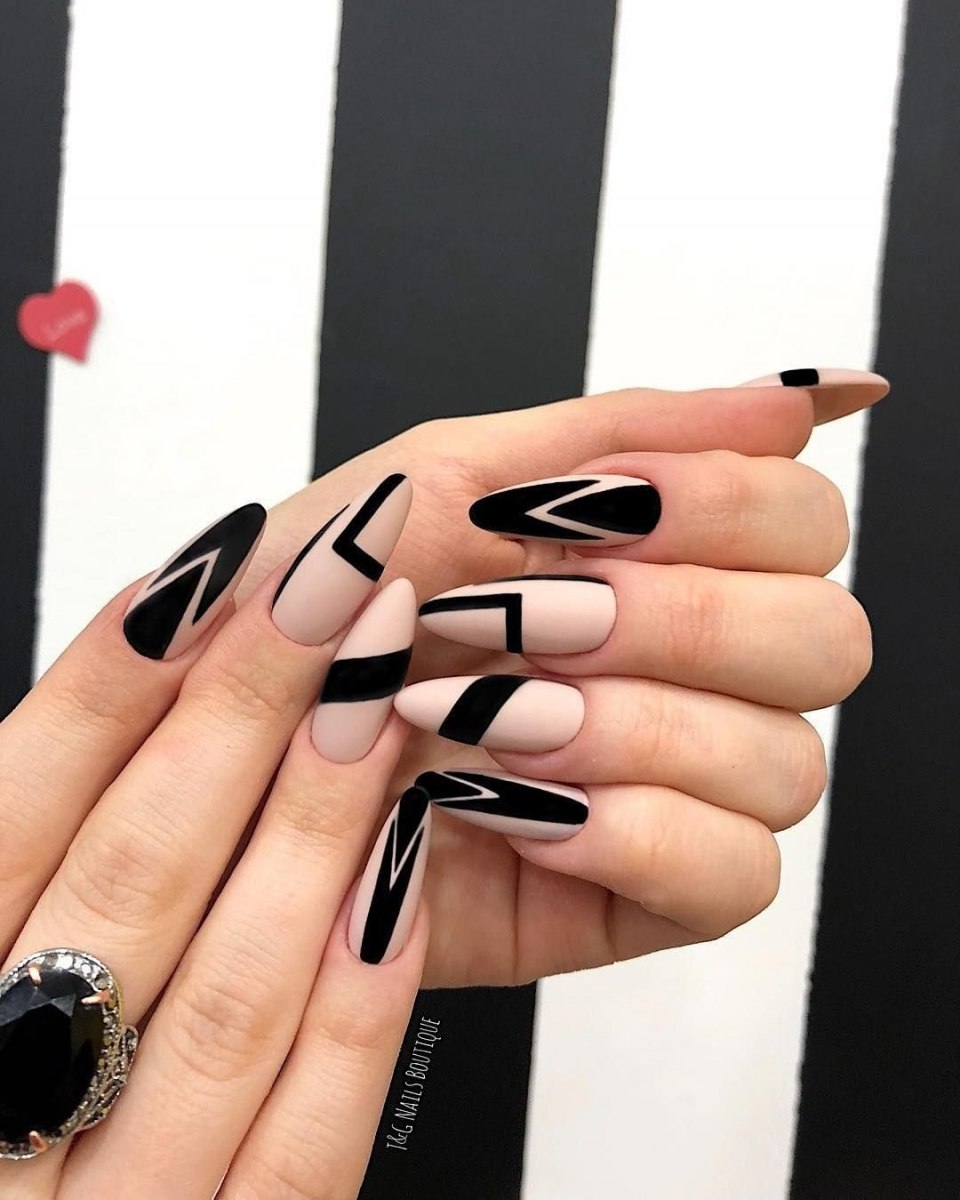 Черный маникюр