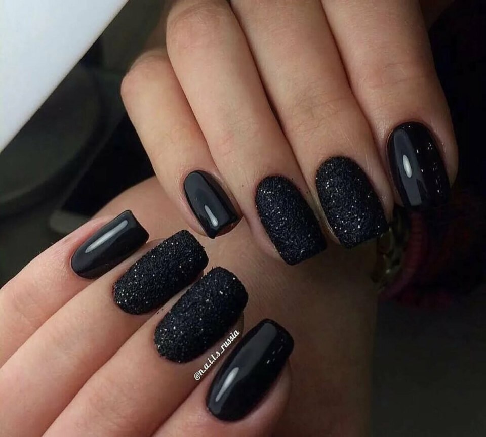 Черный маникюр