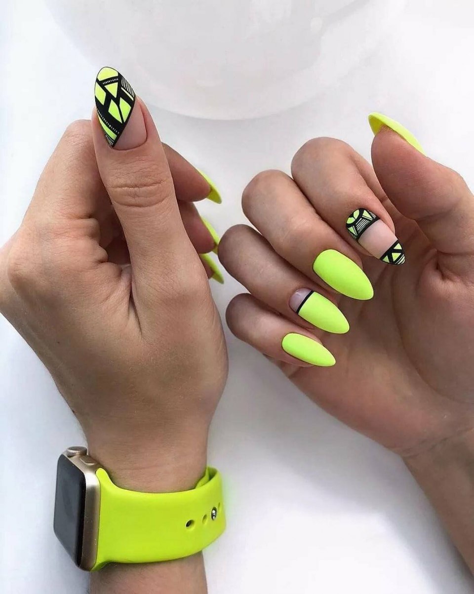 Салатовый маникюр 2021