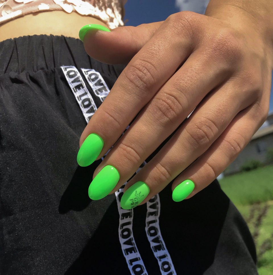 Маникюр салатовый с белым