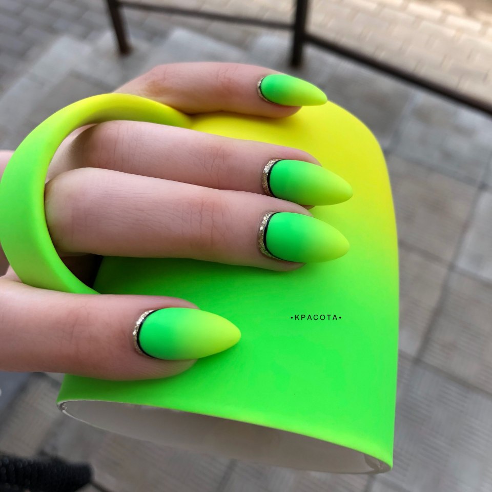 Зелёный маникюр с наклейками