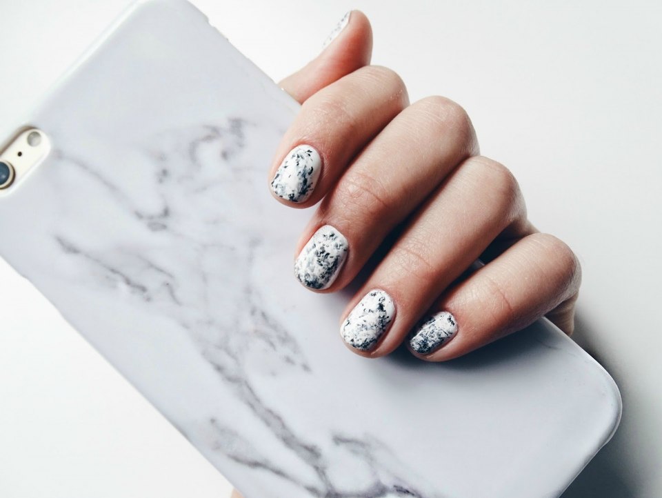 Мраморный маникюр