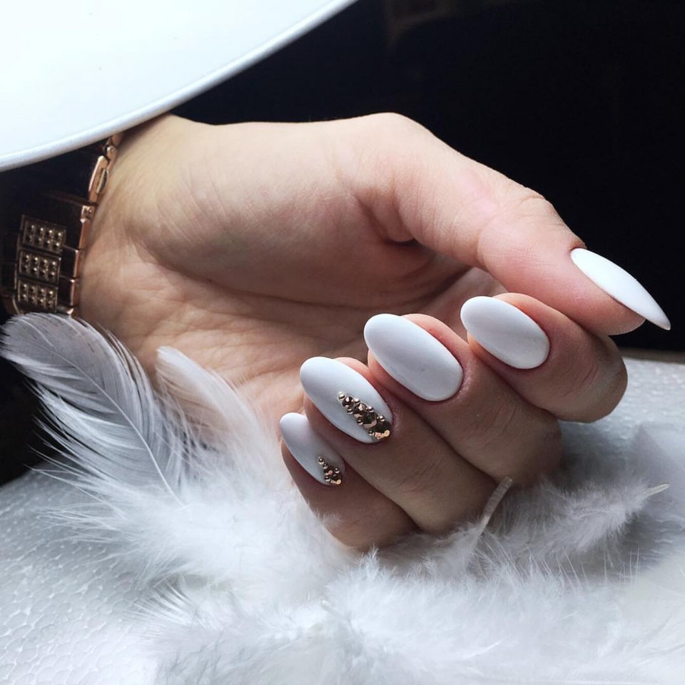 Белые овальные ногти