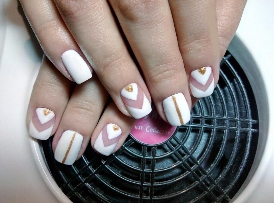 Прозрачный маникюр с полосками