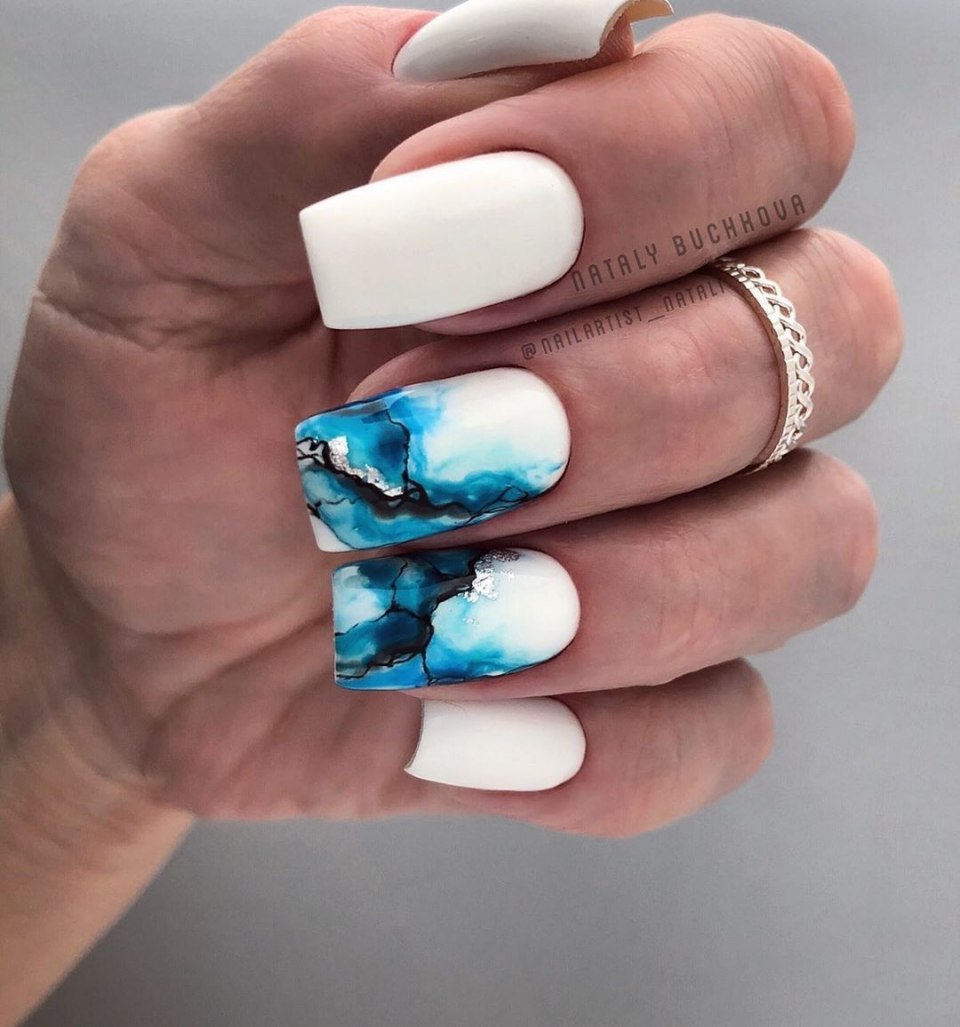 Маникюр на море