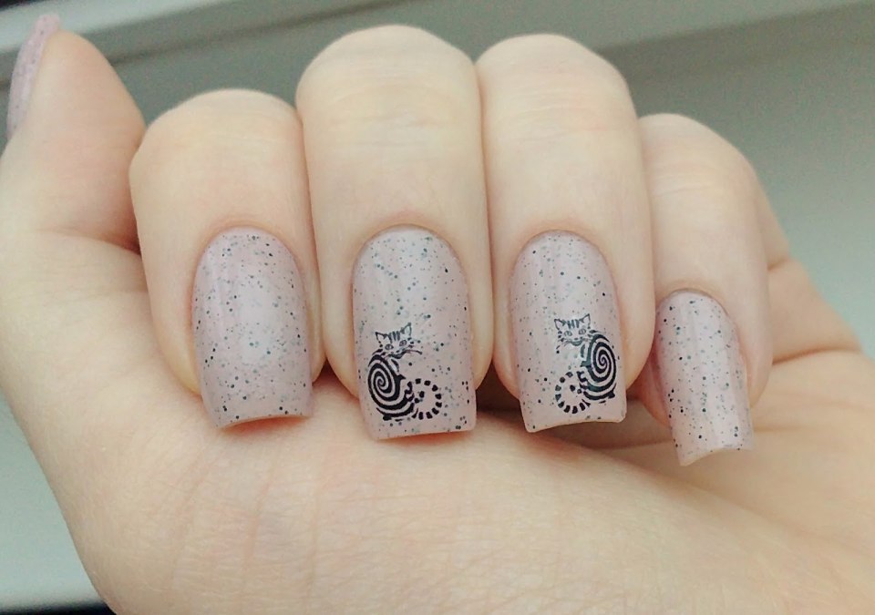 Нежный маникюр с кошками