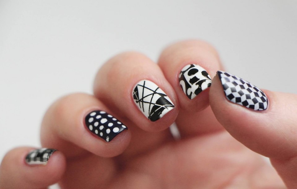 Чёрный маникюр с геометрическим рисунком