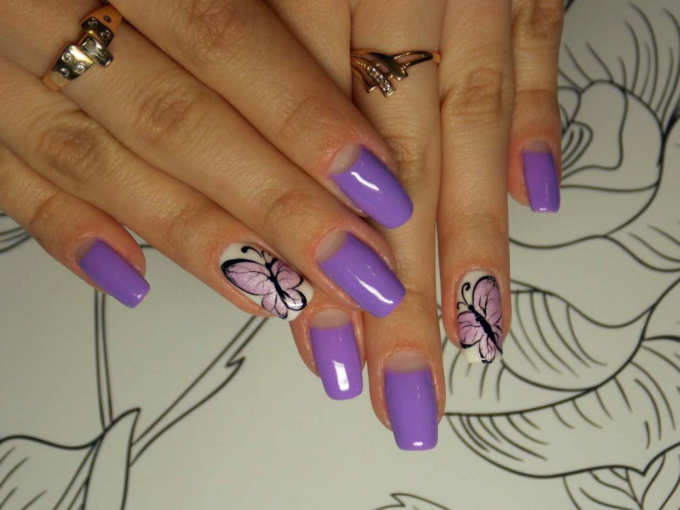 Фиолетовый маникюр с бабочками