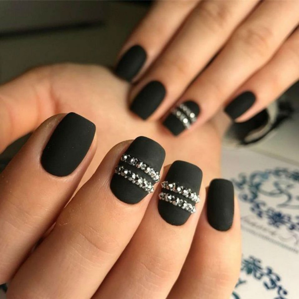 Чёрный маникюр со стразами