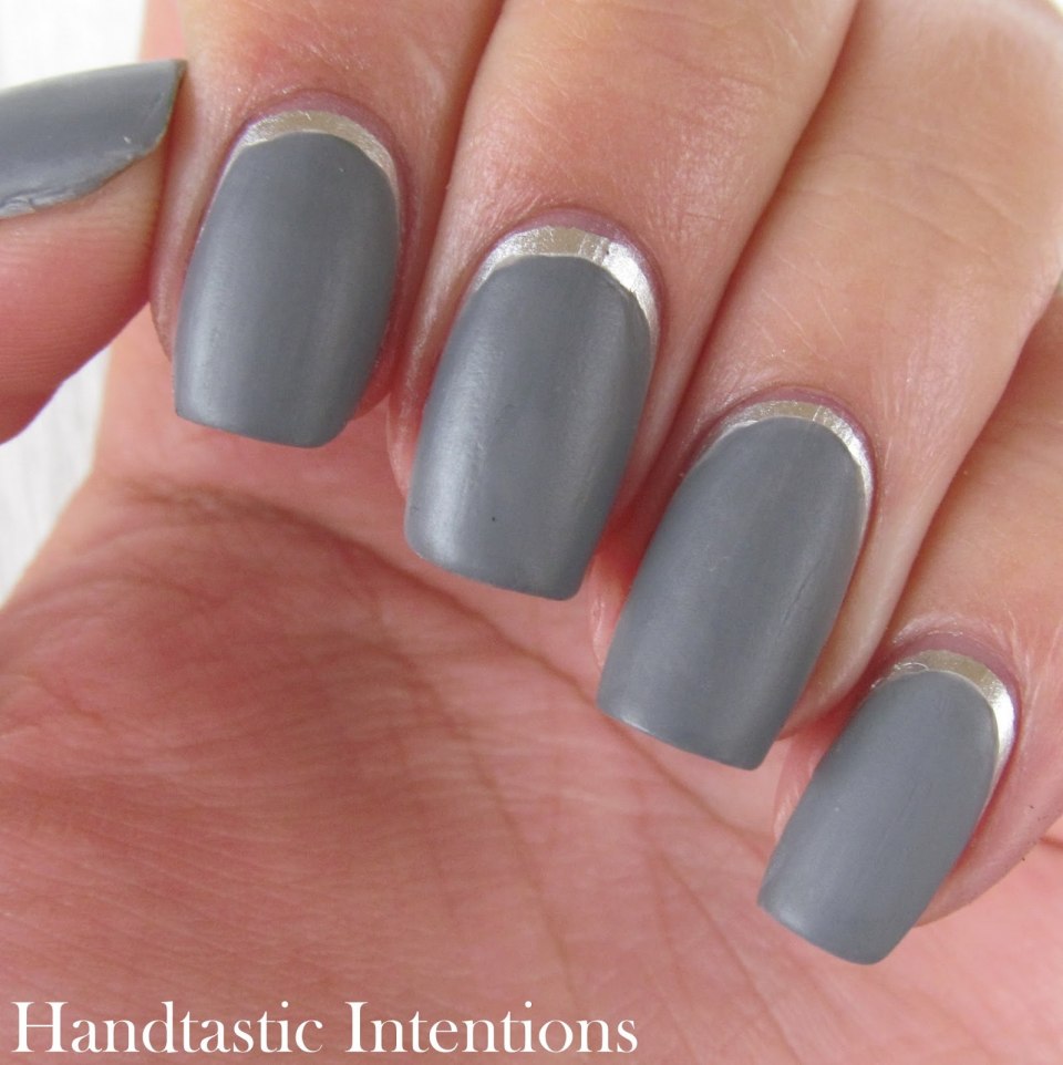 Черные ногти с золотым напылением