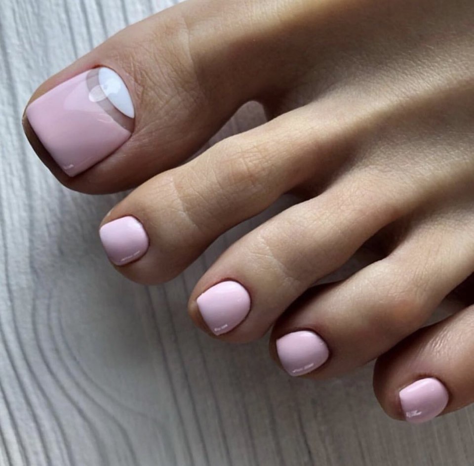 Педикюр в нюдовых тонах