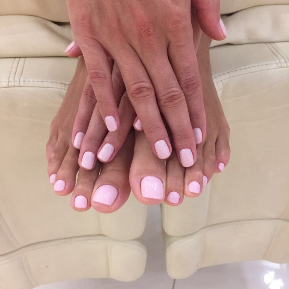 Педикюр розовый