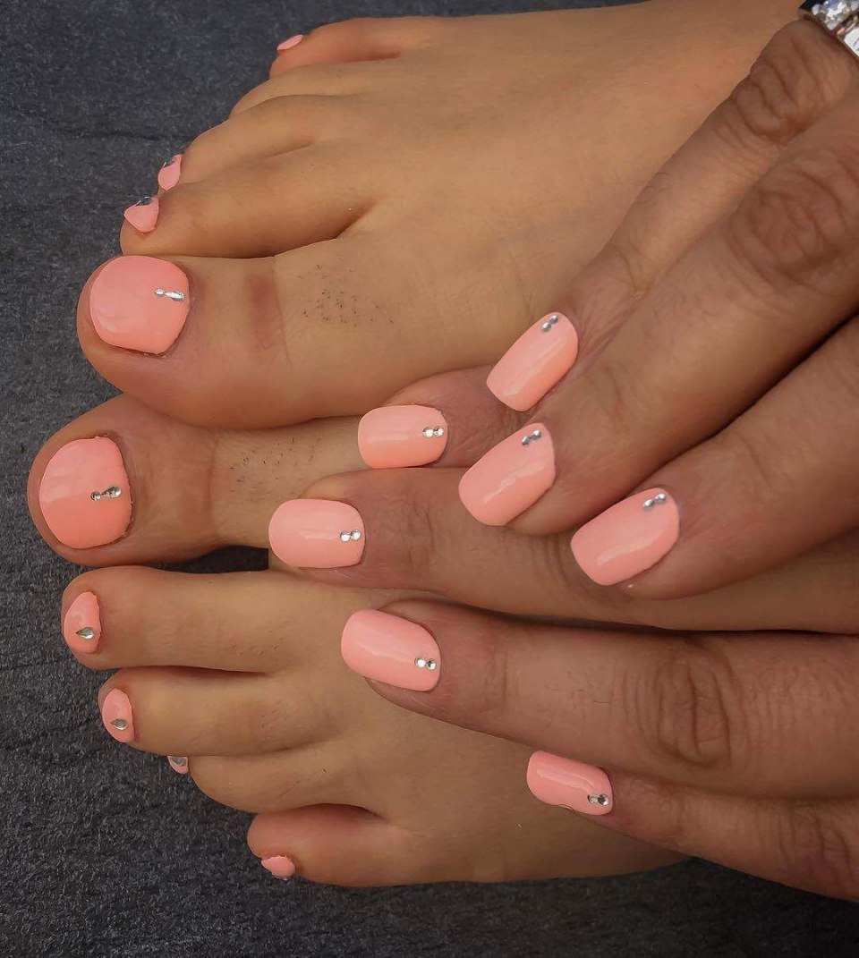 Педикюр однотонный