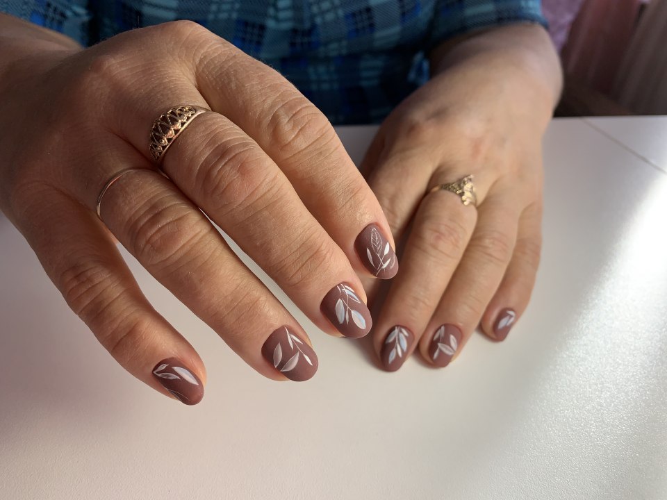 Нарядный маникюр на короткие ногти