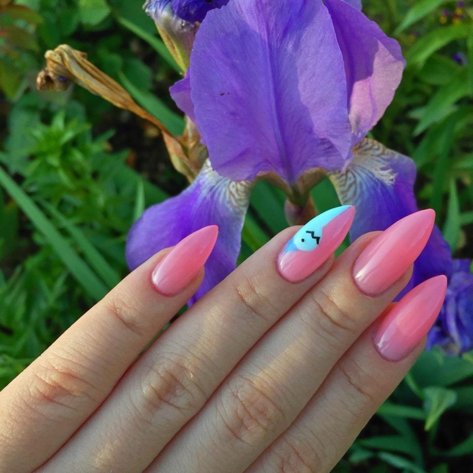 Маникюр коровка