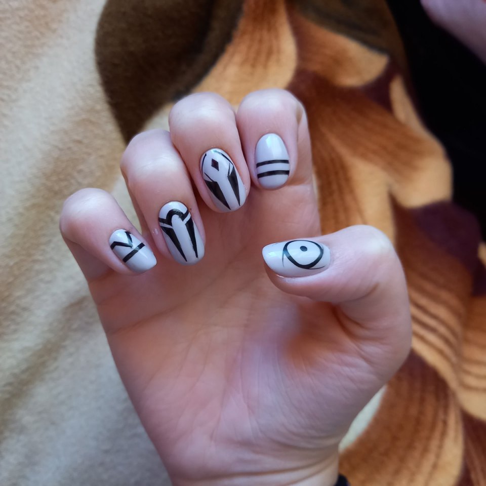 Вампирский маникюр на длинные ногти