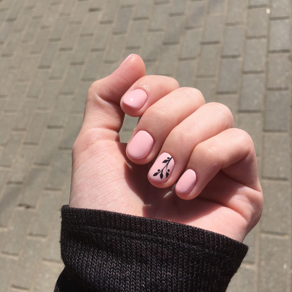 Нежный маникюр для подростка