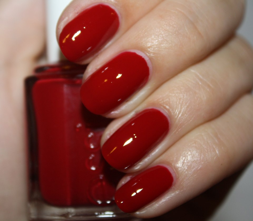 Essie кроваво красный