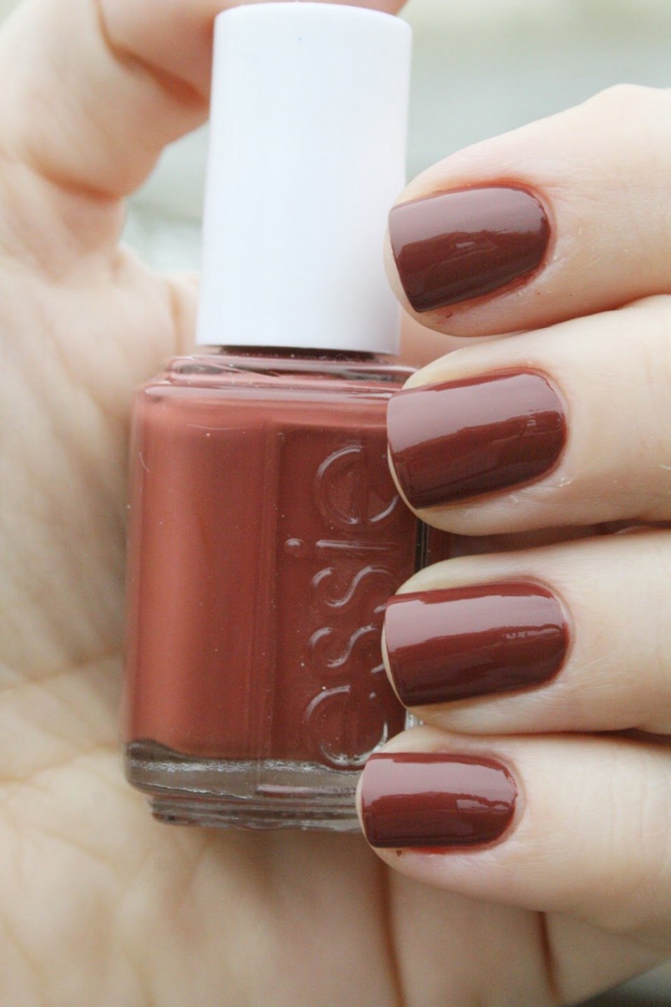 Essie классический красный