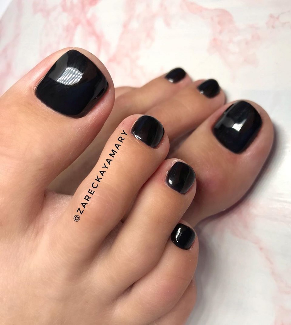 Педикюр под черное платье