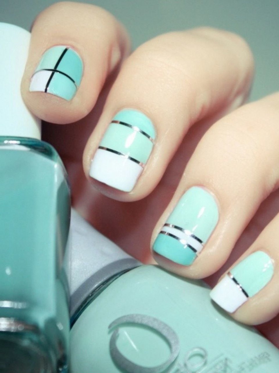 Маникюр на короткие ногти с полосками