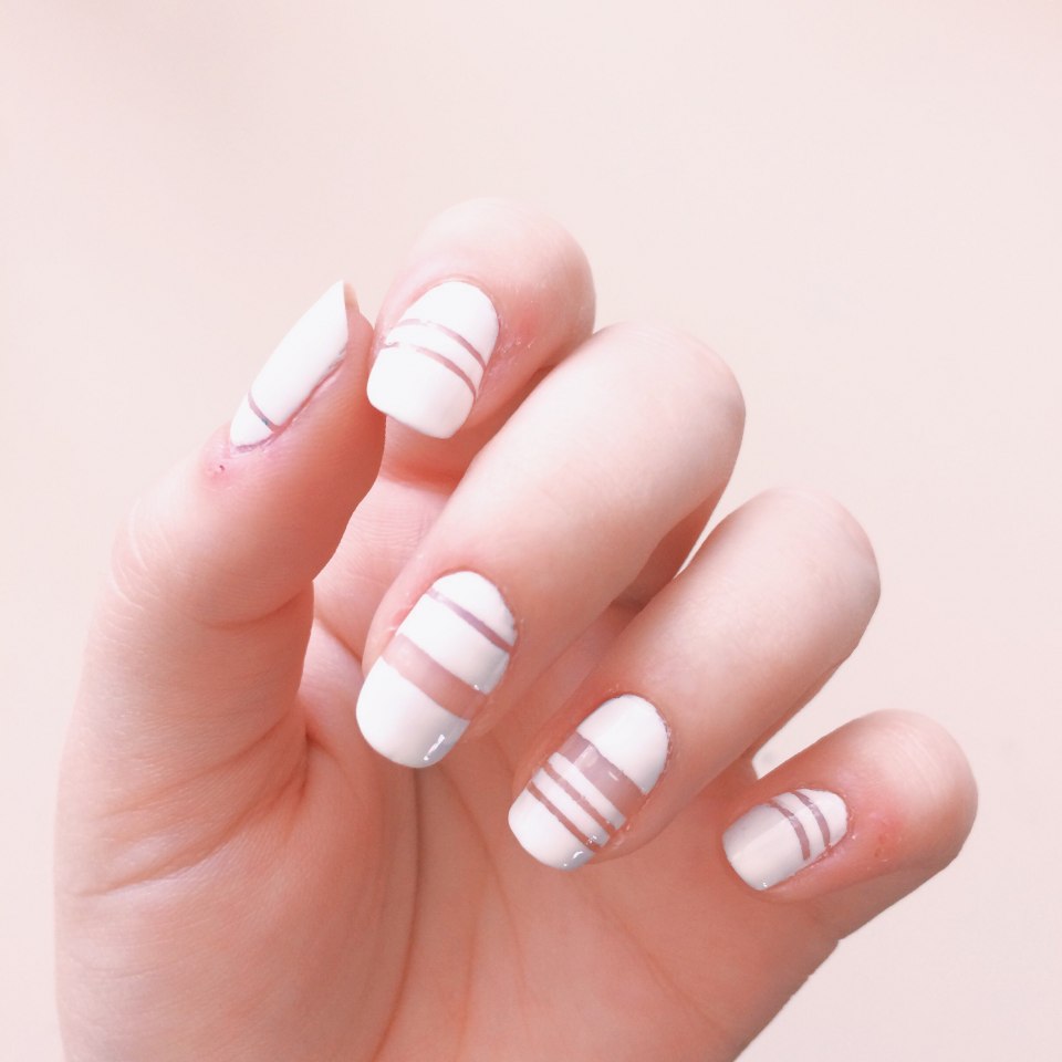 Прозрачный маникюр с полосками