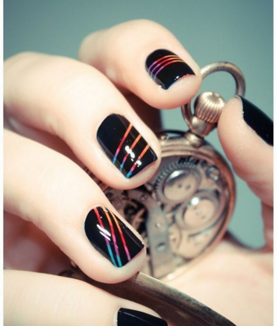 Маникюр с полоскочками