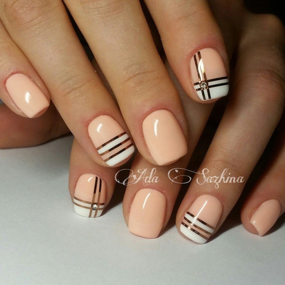 Маникюр на короткие ногти с полосками