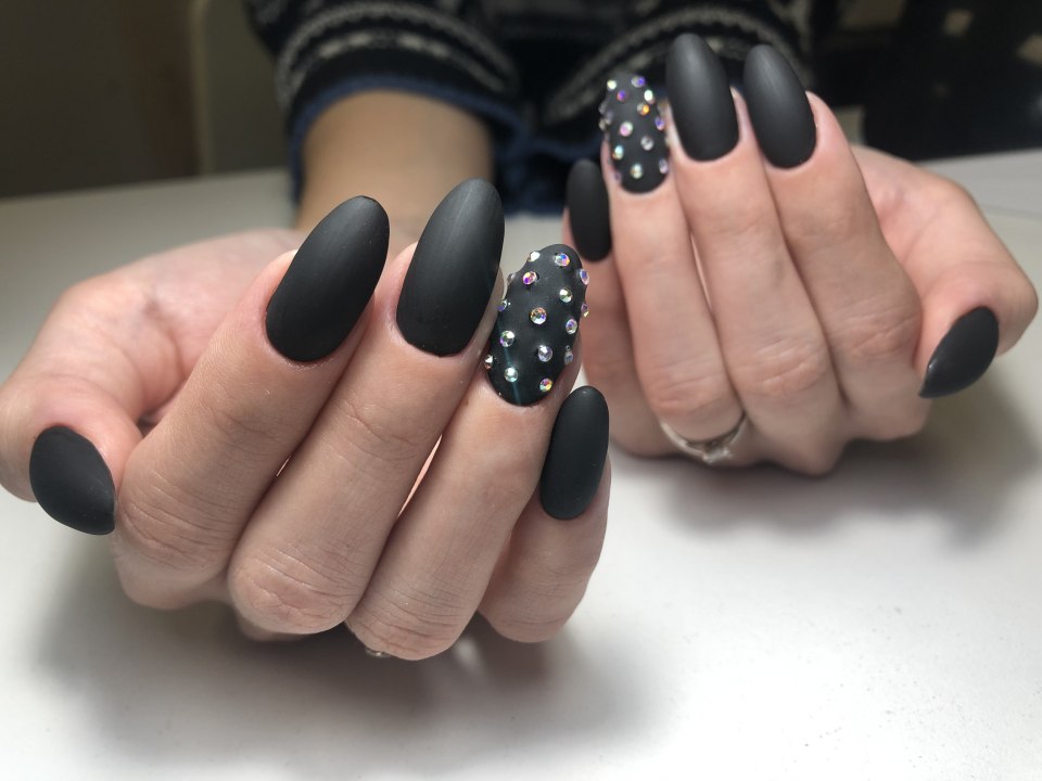 Черные короткие ногти со стразами