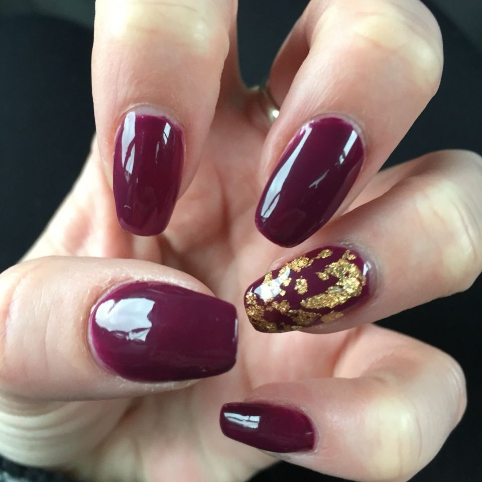 Бордовый маникюр с блестками