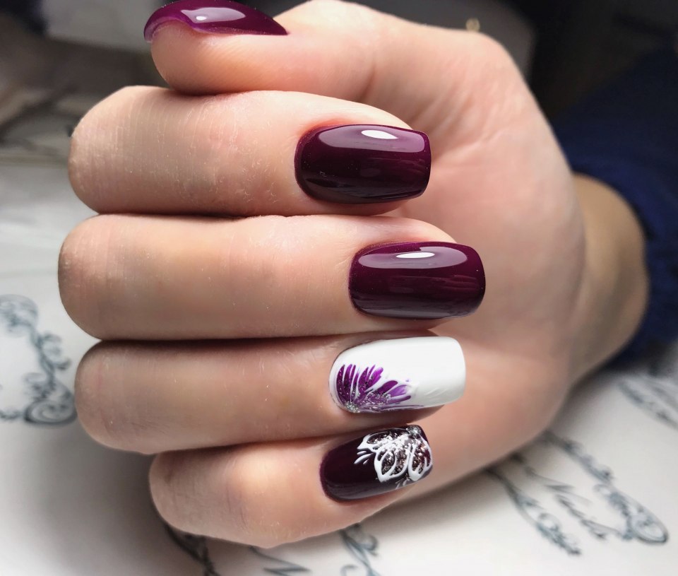 Маникюр бургунди с золотом
