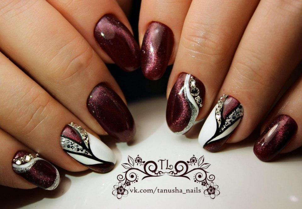 Бардовыйманикюр с цветочками