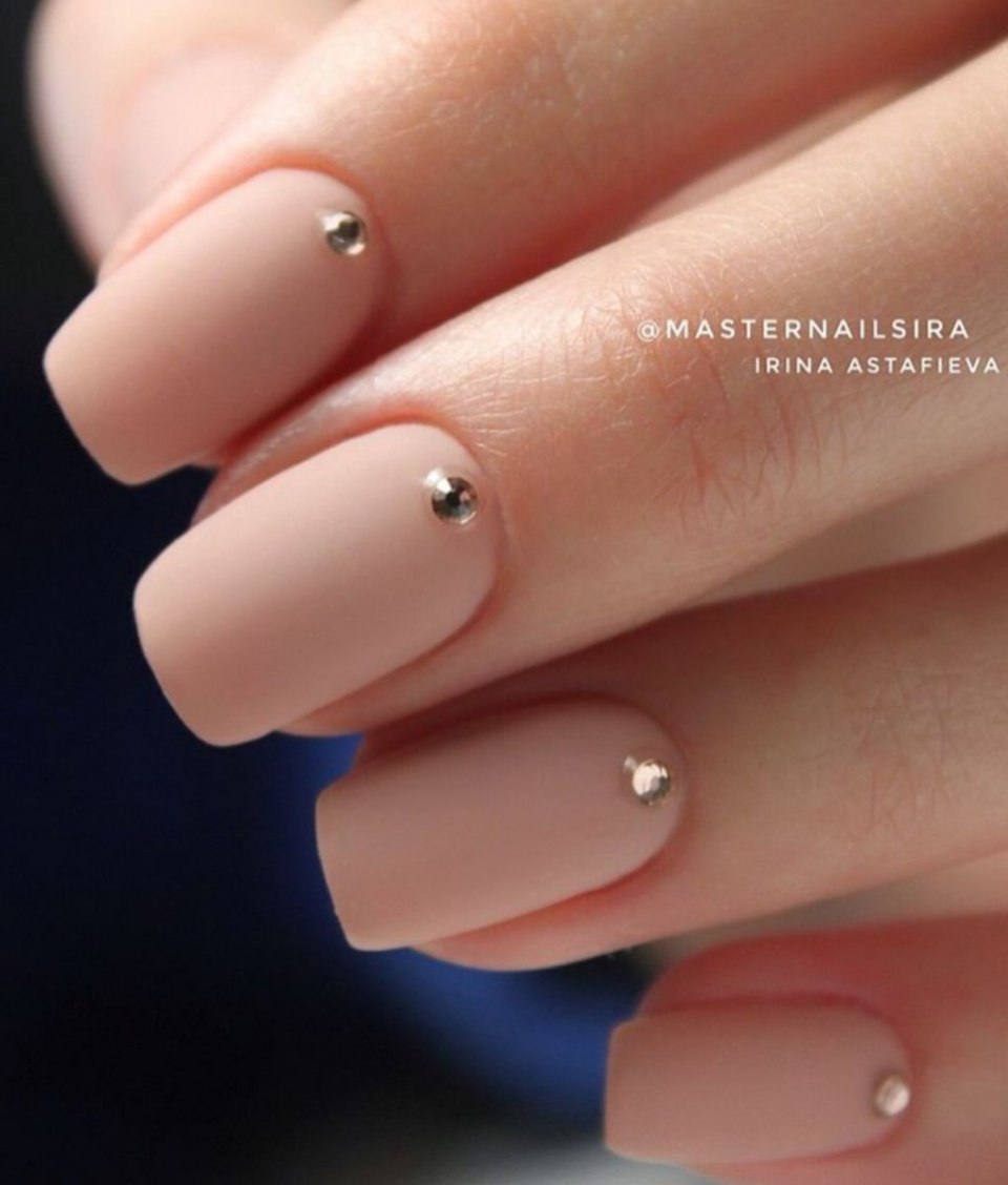 Маникюр телесного цвета