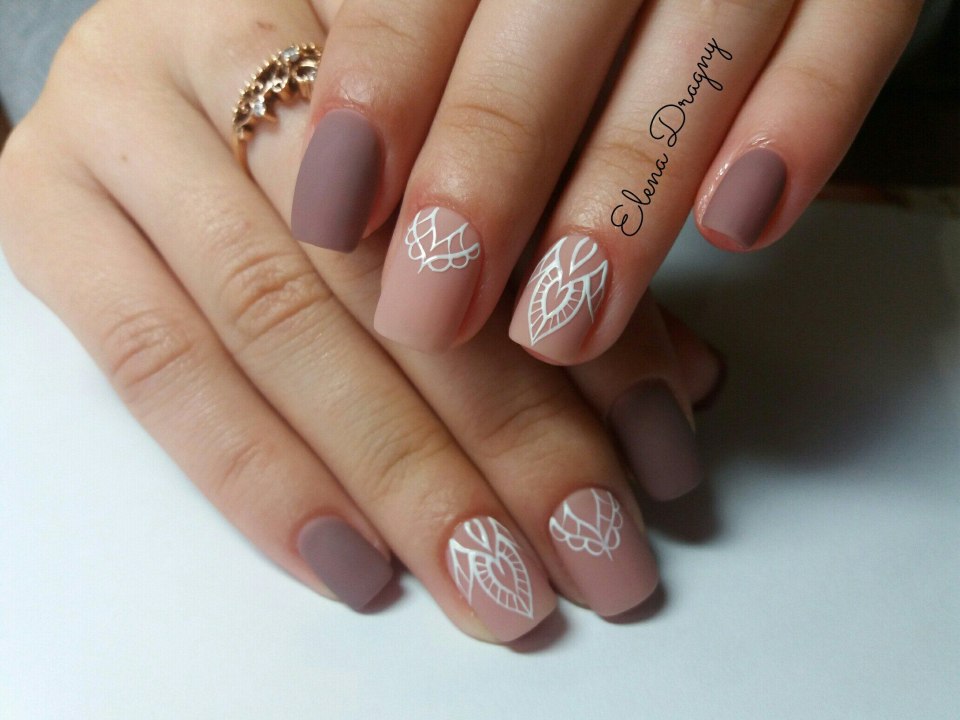 Маникюр в светлых тонах на короткие ногти