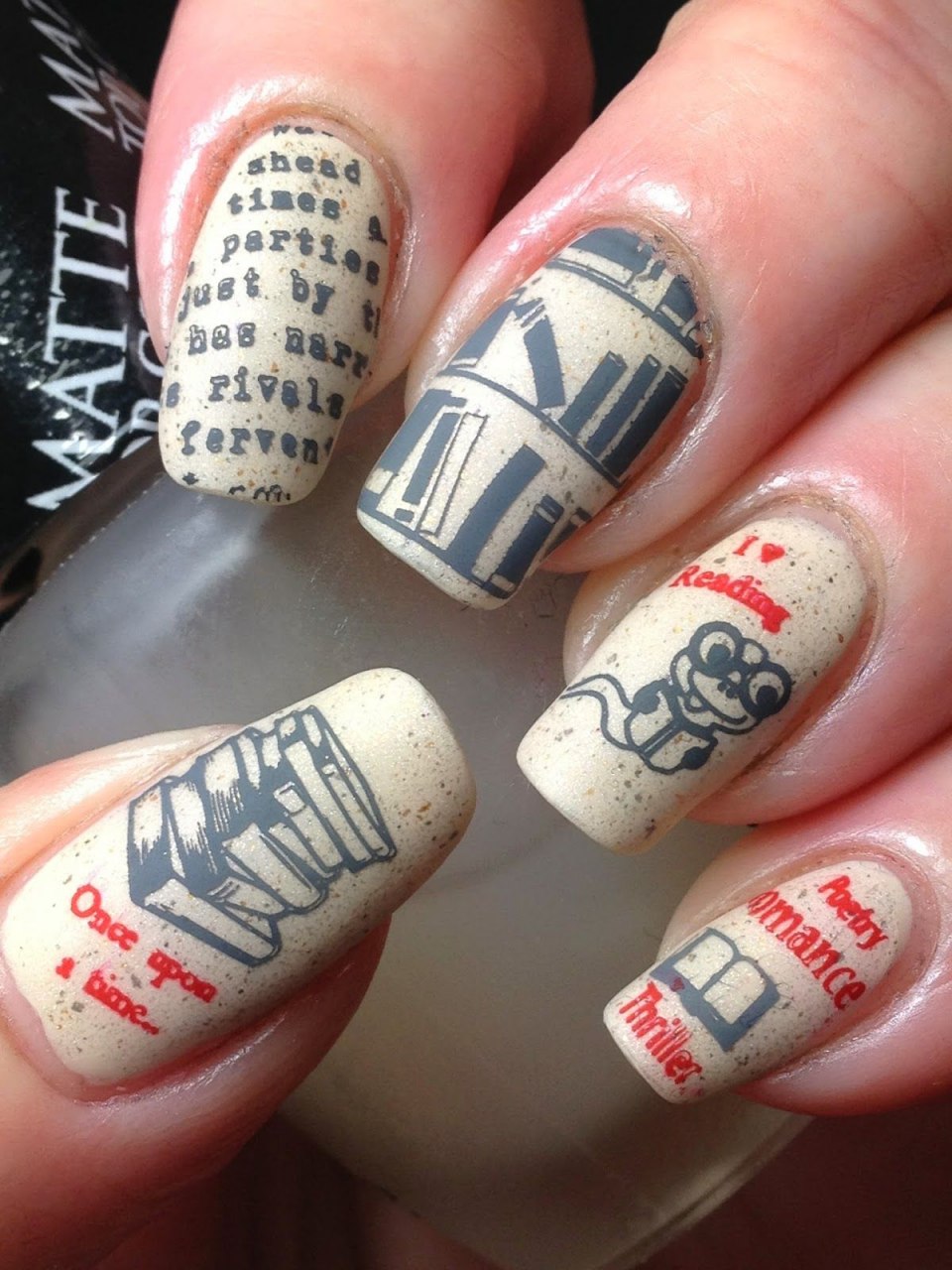 Газетный стиль на ногтях