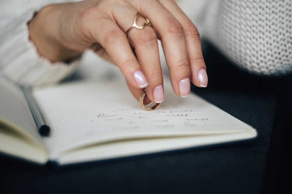 Красивые ногти и книга