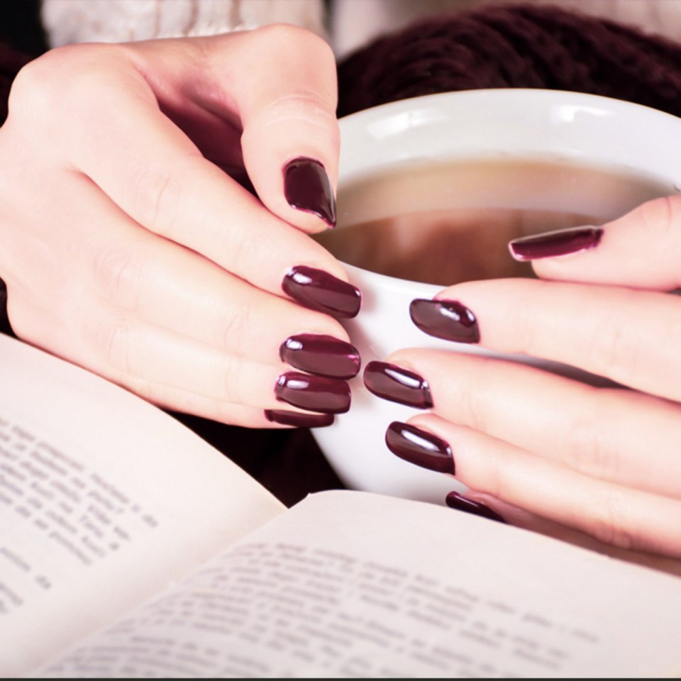 Маникюр с книгой в руках