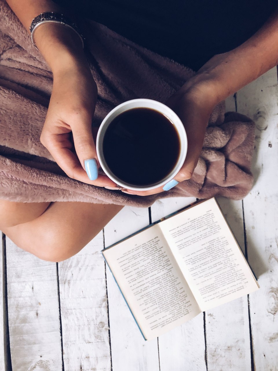 Чашка кофе в руках